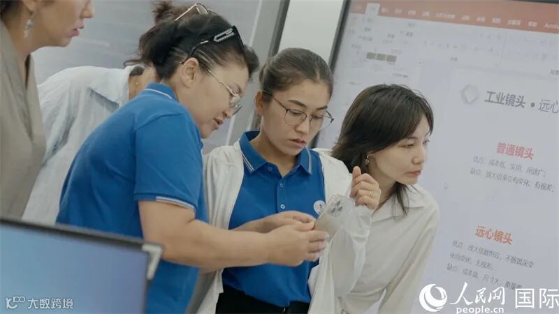 鲁班工坊学员正在参与课堂讨论。人民网记者 张荣摄