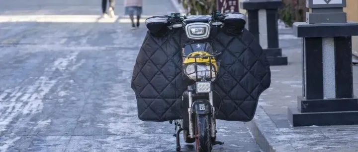 求求你，别再用电动车“挡风被”了！