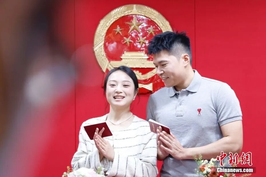 北京市西城区の婚姻届け提出窓口で、同市で初めて「全国で提出可」政策を利用したカップル（5月10日撮影・韓海丹）。