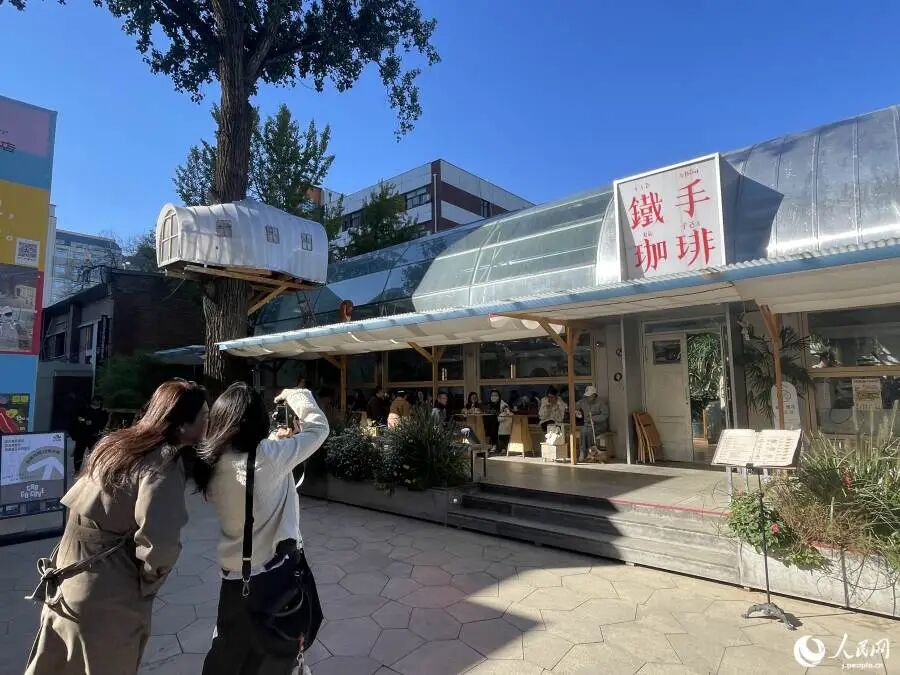 映えスポットとしても人気のカフェ（撮影・勝又あや子）