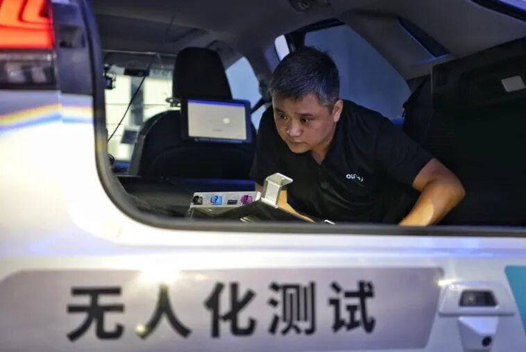 北京の小馬智行（Pony.ai）亦荘運営センターで、自動運転テストを行う車両に搭載されている設備をチェックするスタッフ（2024年6月19日撮影・辛悦衛）。