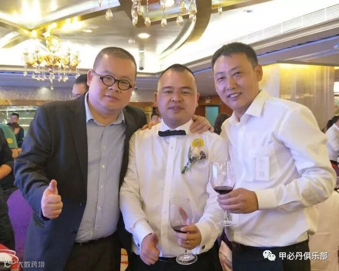 甲必丹会长张桅与东捷运通董事长黄鹏(左)和富达会秘书长兼深圳龙腾国际总经理龙检军(右)。