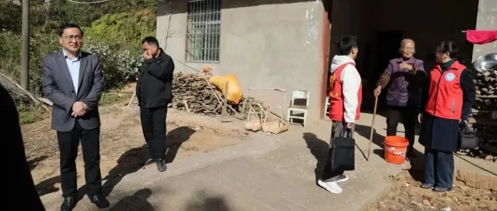 高安多方联动慰问这对困难母子！