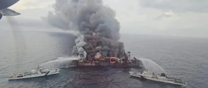 WAN HAI 503，船上仍有375个柜子待处理