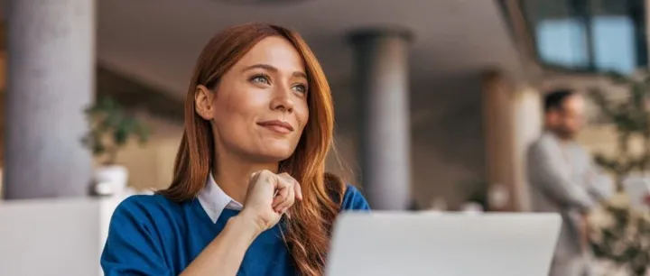 AI影响两极分化：科技行业裁员8万，其他领域薪资年增1.8万美元