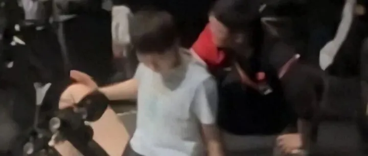 王曼昱训练中突然叫停，队医现场按摩颈部