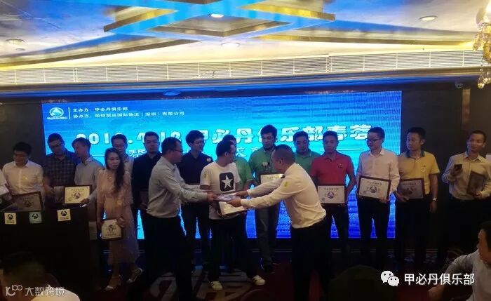 甲必丹会长张桅为2018年第一季度新加入会员颁发证书。