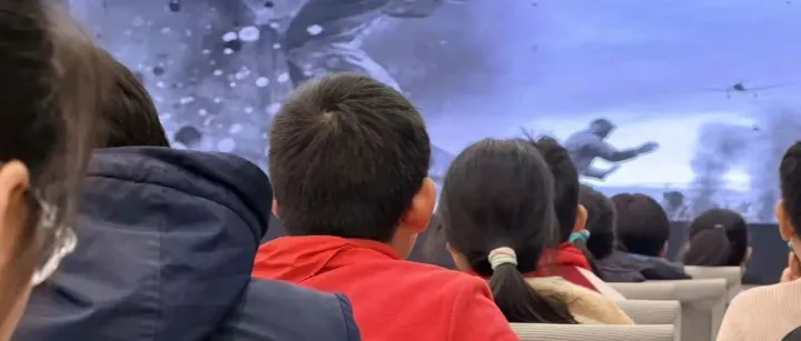《董存瑞》《英雄儿女》在学校看？这次“送影上门”的爱国主义教育，孩子们的反应亮了！