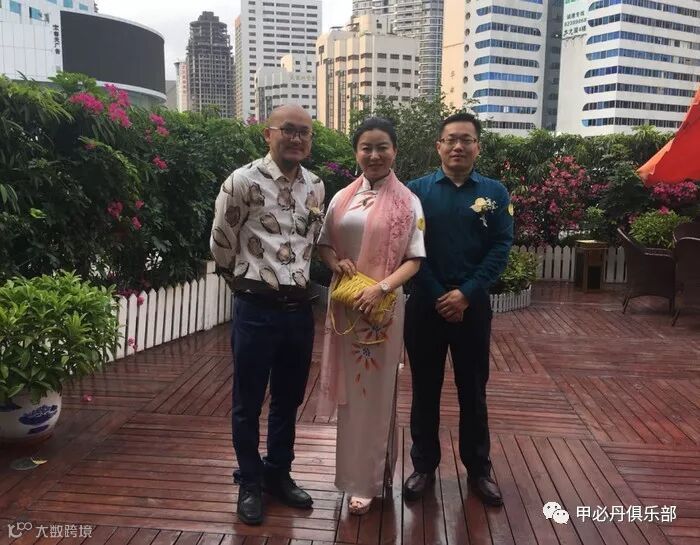 意天物联网股份(上海)有限公司董事长江琳琳(中)与会员们