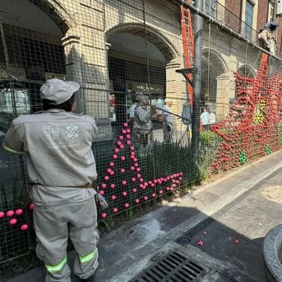 圣诞季开启：首都历史中心区亮相首幅主题灯光镶嵌画