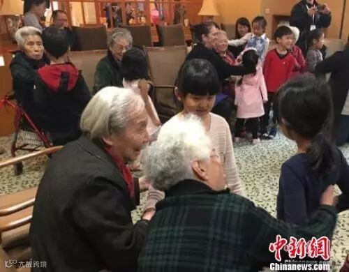 资料图:北京一家养老机构内,老人们与幼儿园小朋友一起做游戏。 杜燕 摄