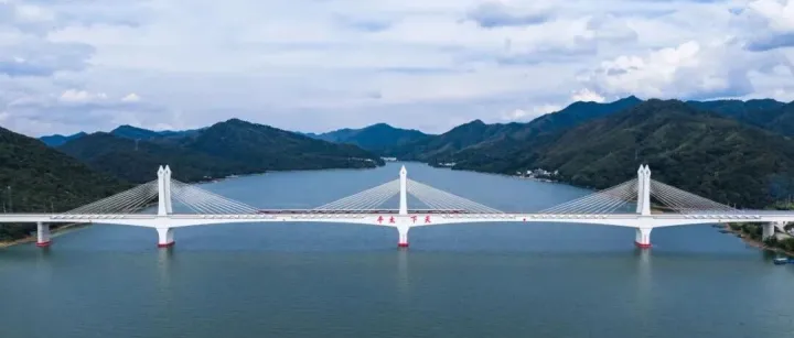 1至8月全国铁路发送旅客32亿人次