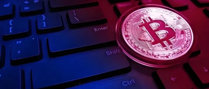 BTC从12万跌至9万，谁在恐慌抛售谁在逆势增持？