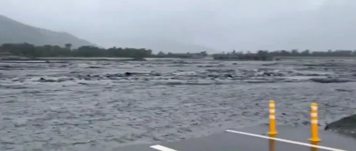 泥流滚滚、画面曝光！受台风“凤凰”影响，花莲县马太鞍溪水位暴涨、便桥消失
