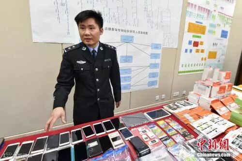 资料图:警方向媒体介绍新型网络传销犯罪团伙作案手法。<a target='_blank' href='http://www.chinanews.com/'>中新社</a>记者 陈骥旻 摄