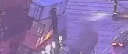 突发事件！集装箱倒塌弄伤叉车司机，港口暂停空箱作业！