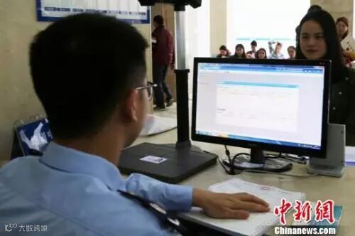 资料图:纳税人在平湖国税办税厅进行人像采集 房恩辉 摄