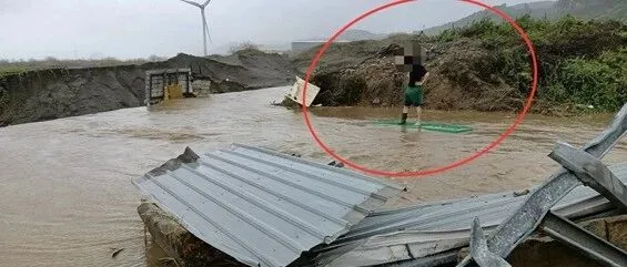 惊险一幕！新北一邮差驾车误闯暴涨溪水，整辆车被淹没，爬车顶求救画面曝光