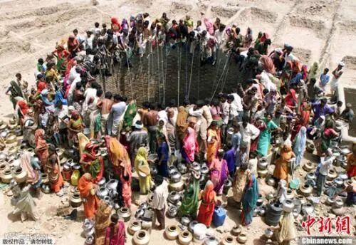 2003年6月1日,印度古吉拉特邦,居民聚集在一口巨大的水井处取水。