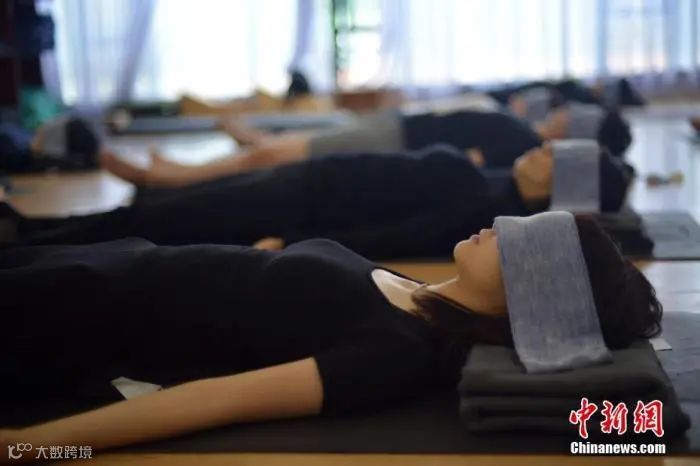 资料图:广州一家瑜伽馆开了一门“睡眠术”课。图为学生在老师指导下安然入睡。中新社记者 姬东 摄