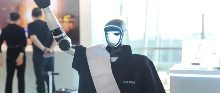 AI机器人空降机场！武汉天河国际机场上演机器人快闪音乐会