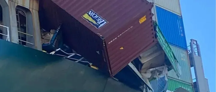 突发！18个集装箱坠海，事发欧洲！