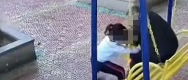 44岁男子在公园搂抱女童，官方通报：刑拘