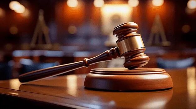 法槌小木槌放在书本上法律文件