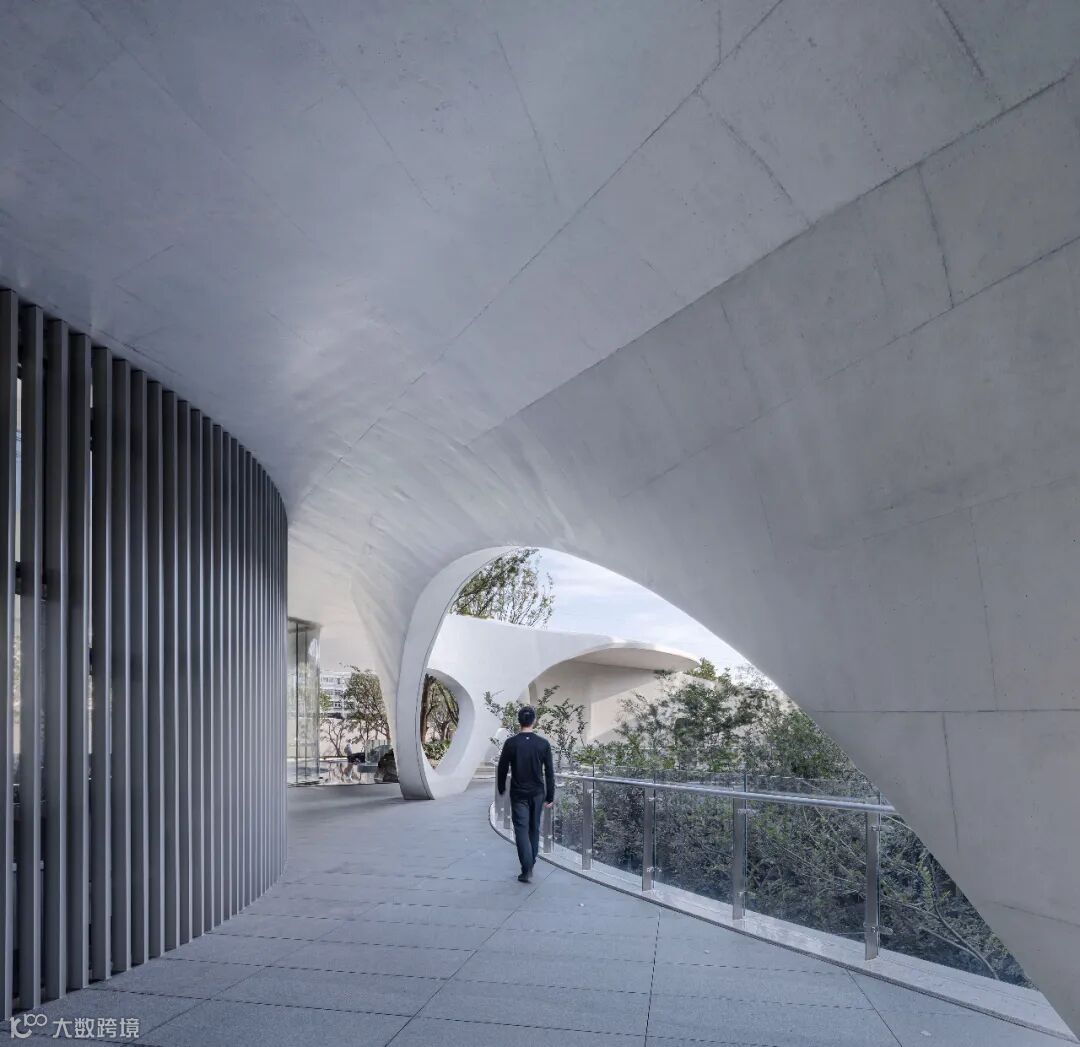 轻盈、动态、自然的曲面造型：建筑和结构一体化的设计手法！！将建筑更好地融入周边环境，缓解较为紧凑的空间节奏。- 大数跨境