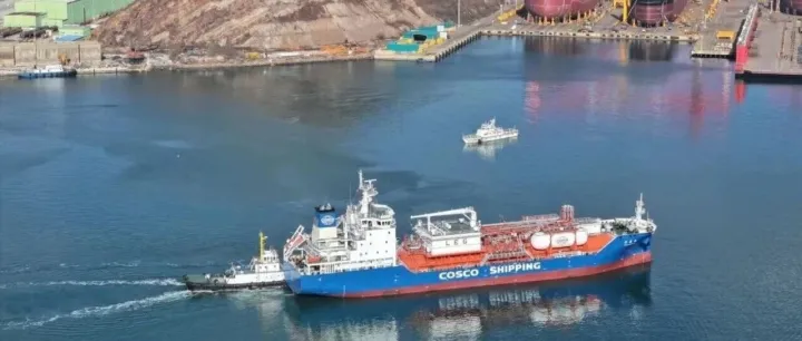 各地动态丨国内首单！大连西中岛绿色LNG加注作业顺利开展