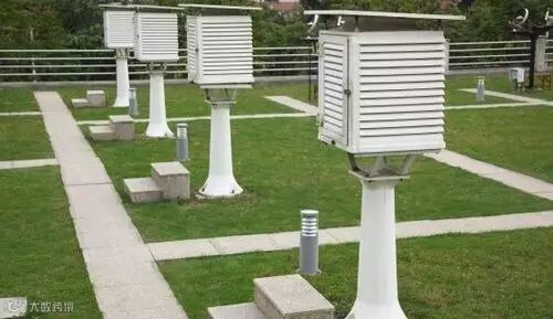 百叶箱设在草坪上,离地面1.5米