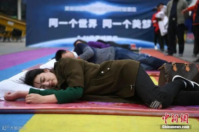 资料图:市民用露天大睡公益行为艺术的方式倡导正确、健康的睡眠方式。 陈超 摄