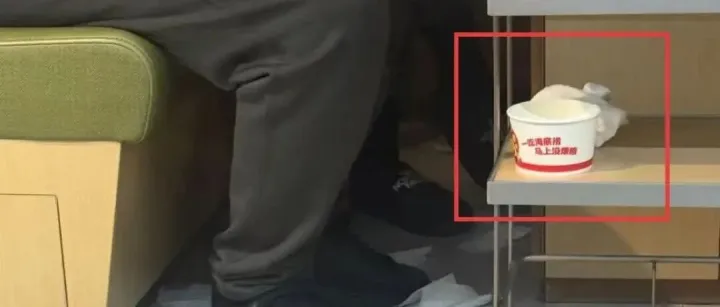 <em>海底</em><em>捞</em>又现“小便事件”！家长用纸碗给孩子接尿！<em>海底</em><em>捞</em>回应→