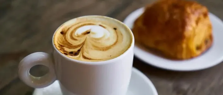 星巴克中国、蜜雪冰城……茶咖品牌们，都盯上了打工人的早餐