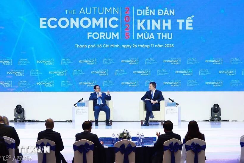 越南政府总理范明政在2025年秋季经济论坛上，同世界经济论坛（WEF）首席执行官斯特凡·梅根塔勒进行对话。图自越通社