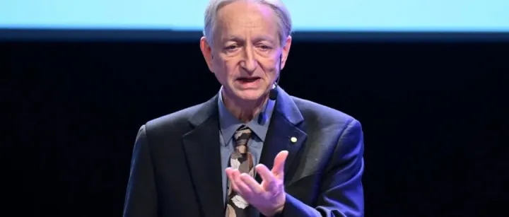 AI教父Hinton：谷歌“正在超越”OpenAI，我猜测谷歌最后会赢