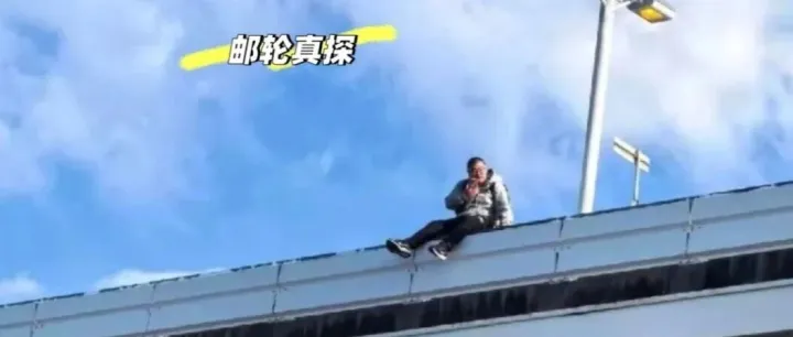 突发！一名20多岁中国游客在日本关西机场坠楼身亡，2名日本警察都没拉住……