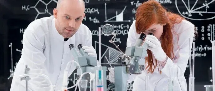 简历美化的尽头是“科幻片”：高中学历混成首席科学家，给职场人上了一堂什么课？