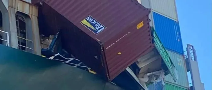 突发！18个集装箱坠海，航道被迫关闭实施打捞，事发欧洲