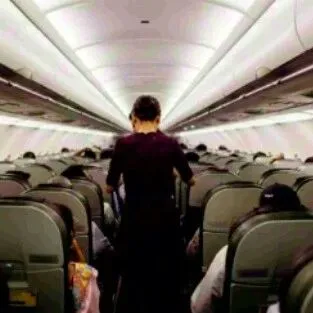 搭飞机外套放哪？空服员揭"头顶置物柜"恶到想吐