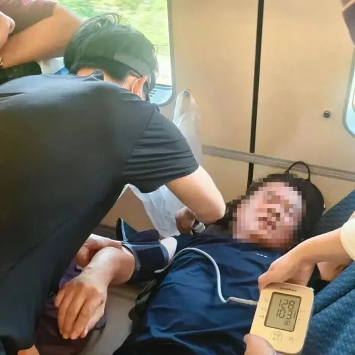 D957次<em>列车</em>突发，紧急<em>停靠</em>