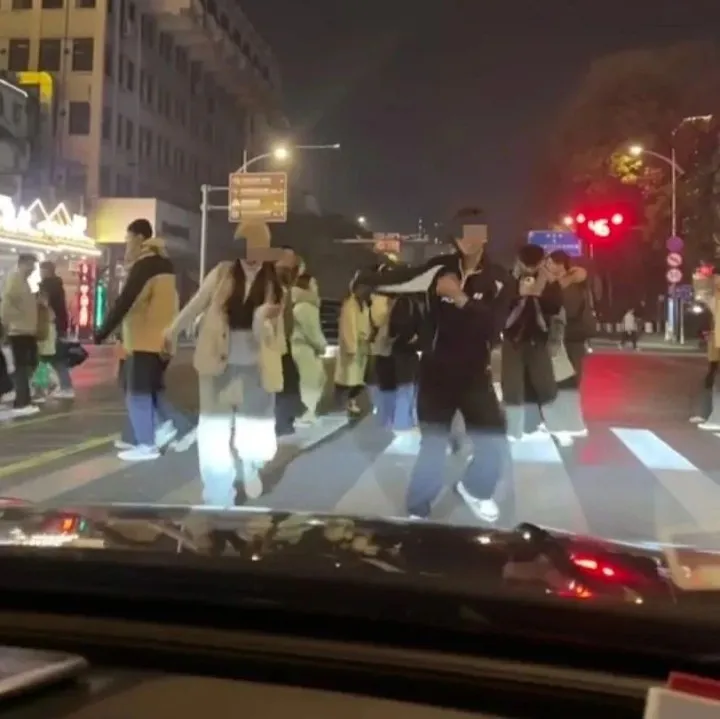 江苏徐州一男一女斑马线上对着等灯车辆跳舞拍视频引发质疑，当地交警：正寻找两人