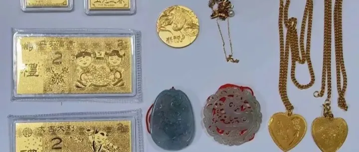 女儿帮母亲大扫除，50万元黄金首饰<em>被</em>当废品<em>扔进</em>了<em>垃圾桶</em>……