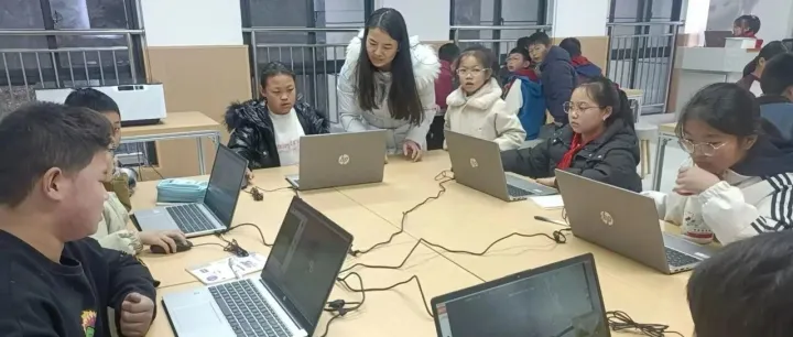 “未来教室”点亮乡村科技教育未来