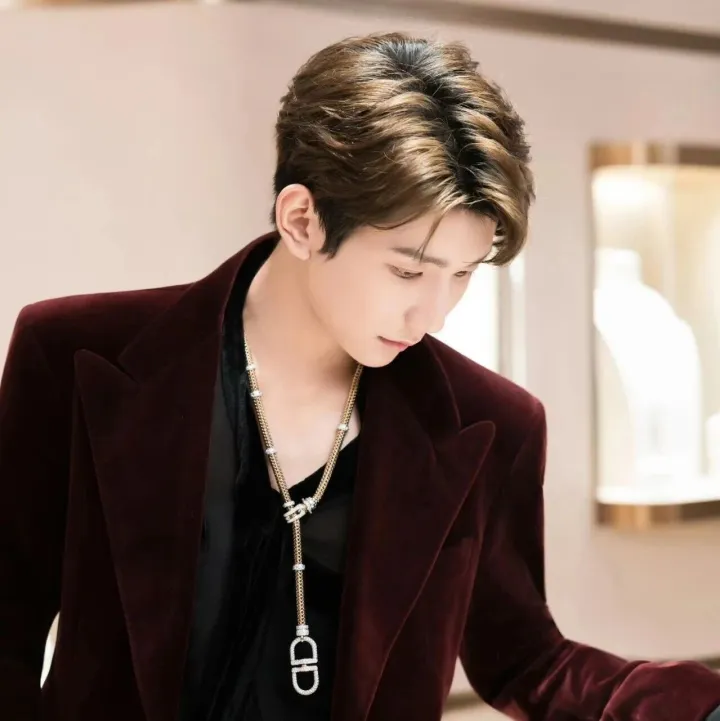 【资讯】宝曼兰朵全球品牌代言人王源亮相上海恒隆精品店~