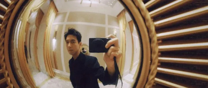 演员李现在澳门“扫街”拍照，被路人警告把照片删掉