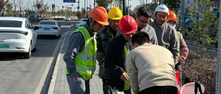 起号最快的离职<em>博</em><em>主</em>，闯入10元工地盒饭赛道