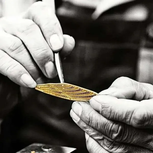 不再只盯保值！“黄金爱马仕”们引领新风潮，中式黄金凭啥让 LVMH、开云围观、年轻人疯抢？