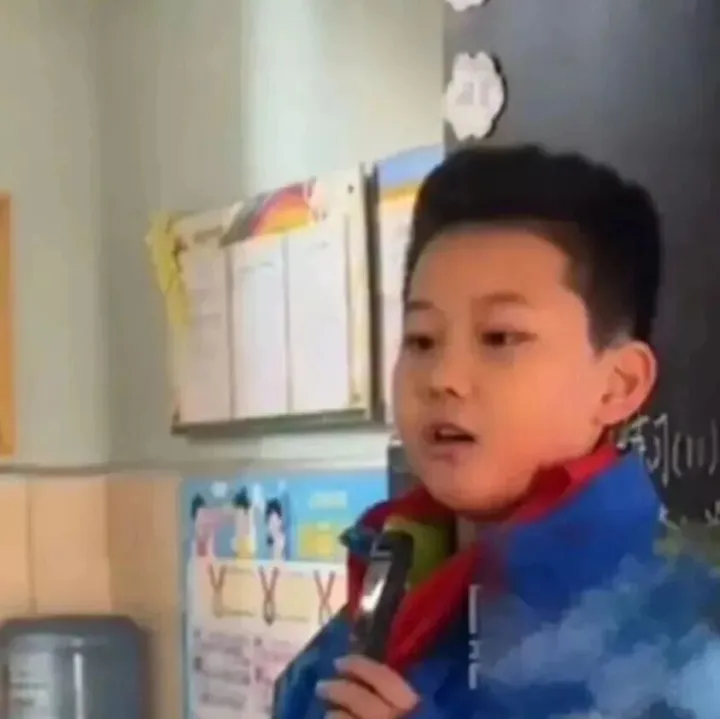 9岁男孩校服被写不雅文字，怕洗后干不了又穿了一天遭群嘲，班会上勇敢发声！全网点赞