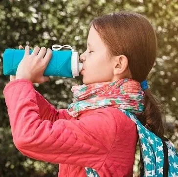 热门儿童水杯爆出“黑霉危机”！一位父亲在孩子奶瓶里发现骇人物品后，发出紧急警告